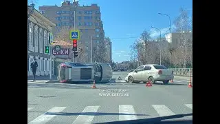 Момент ДТП на перекрестке двух японских машин: Nissan X-Trail и Toyota Platz.