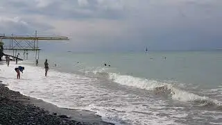 В Сочи смерчи! А в Лазаревском солнце и голубое небо, t +25°C! Пляж 