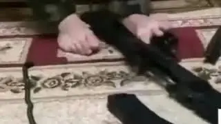Кавказец ногами разобрал и собрал автомат Калашникова