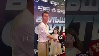 На премьере «Больше чем футбол» юная Адель Гадаускас целует в руку Алексея Воробьёва.