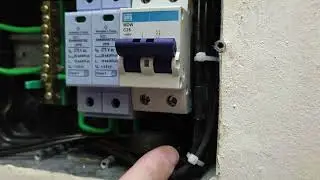 Como ligar os cabos do microinversor à stringbox CA
