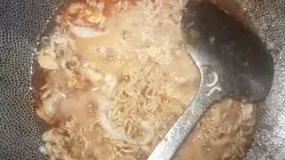 mie goreng pedas nyemek campur telur