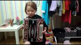 Ева, 5 лет. Учим частушки на Кировской гармони 
