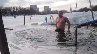 Прорубь у метро 