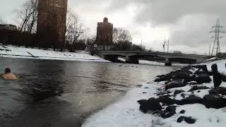 Купание зимой, в Татьянин день, метро Тушинская, восточный мост обводного канала канала им. Москвы