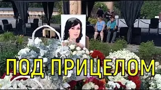 Взяли под контроль. Чернышев с дочерью вновь прибыли на могилу Анастасии Заворотнюк.