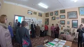 Татьяна Руфова проводит экскурсию по музею Александровской школы