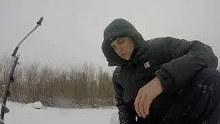 Зимняя ловля окуня на реке Белая !Хорошая раздача под вечер,тот кто ищет всегда найдет!