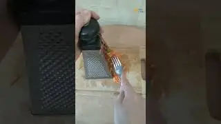 Чтобы на терке не стереть пальцы, беру вилк