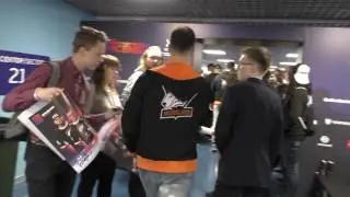 PashaBiceps расписывается фанату на турнире по КС:ГО | Virtus Pro
