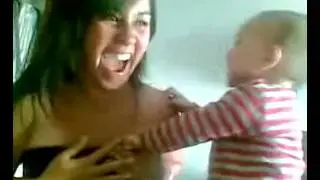 Mi prima no le quiere dar de comer a su Hijo! Funny!