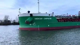 Танкер «Алексей Саврасов» идет вниз по р. Дон