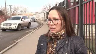 Пугающие кадры  в Орске в переулке Безымянном дети чудом спасаются от своры собак