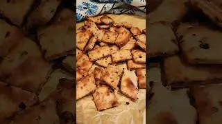 солёное печенье с жареным луком