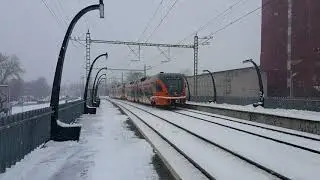 Двойной дизельный Stadler Flirt прибывает на станцию Tondi