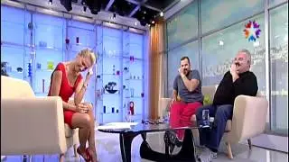Burcu Esmersoy frikik mini bacak show