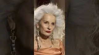 The “burlesque queen's” epathetic wedding dress 