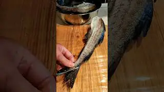 рыба в кляре на сковороде
