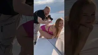 Костя Бриль с моделями на яхте. 
