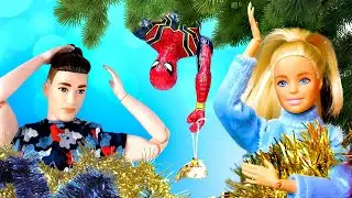 Кукла Барби и Кен и Человек Паук наряжают дом на Новый Год игрушками! Тайная жизнь игрушек