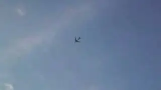 Plane flying low - Vliegtuig vliegt laag over
