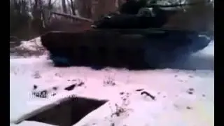 Танк Ополчения переехал легковое авто   Новости сегодня АТО Ополченцы Донбасс Украина новости