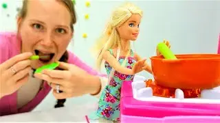 Игры с Барби - Мамы и дочки! Барби готовит кашу! Видео для девочек