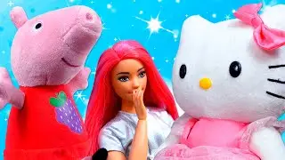 Кукла Барби, Свинка Пеппа и Хелло Китти нашли надувную касатку! Детское видео про игрушки в бассейне