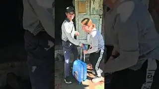 А НУ-КА УБЕРИ НАШ ЧЕМОДАНЧИК 