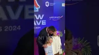 Сергей Лазарев впервые вышел с детьми на дорожку к СМИ. Милые? 