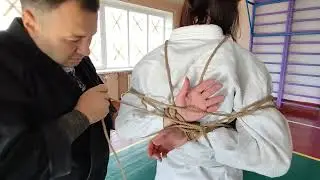 Связывание гибкого человека