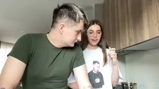 Злой флиртует с девушкой