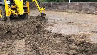 Работа трактора Jcb с планировочным ковшом