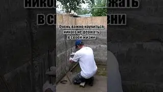 Очень важно научиться никого не держать в своей жизни... 