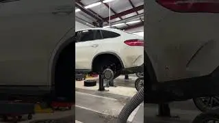 Замена задних тормозных колодок на Mercedes GLE