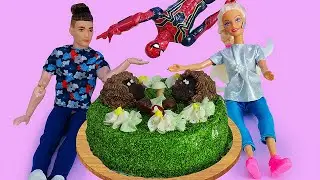 Новое видео куклы – Торт для игрушек! Барби и Человек Паук в видео игре онлайн. Мультики для девочек