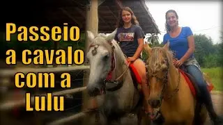 Andando a cavalo com Lulu animais