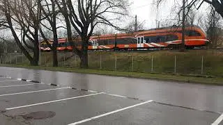 Дизельный поезд Stadler Flirt Рапла - Таллинн  проходит станцию Kitseküla