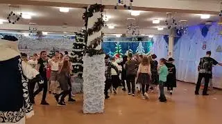 Ейск. Елка на Новый год в школе искусств. Танцы вокруг елки. 