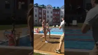 Съемка купальников у бассейна