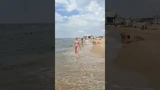 Танцы мои обсудили, давайте теперь обсудим мою неэстетичную проходку по пляжу 🤗 #море #секондхенд