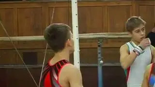 Ганжела Родион выполняет упражнения на перекладине. Донецк. 10.12.16
