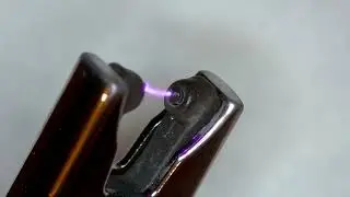 Зажигалка для газовой плиты - искра крупным планом.