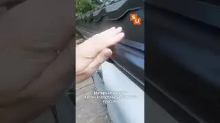 На пальцах показываю водосточку и ее работу на кровле