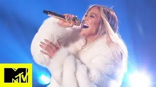 Jennifer Lopez Performs 