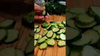 салат с творогом и огурцами