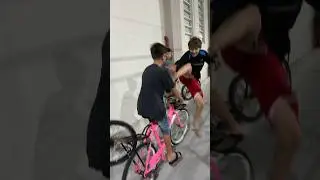 MULEQUE MANDOU A VOADORA NO OUTRO