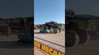 Monster truck переехал автомобили.