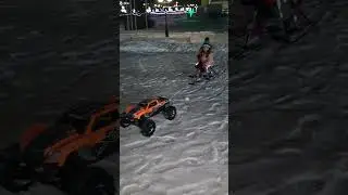 Радиоуправляемая машина x maxx везет ребёнка