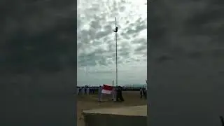 Anak Kecil dari Atambua memanjat tiang bendera untuk mengambil bagian tali yang terlepas!